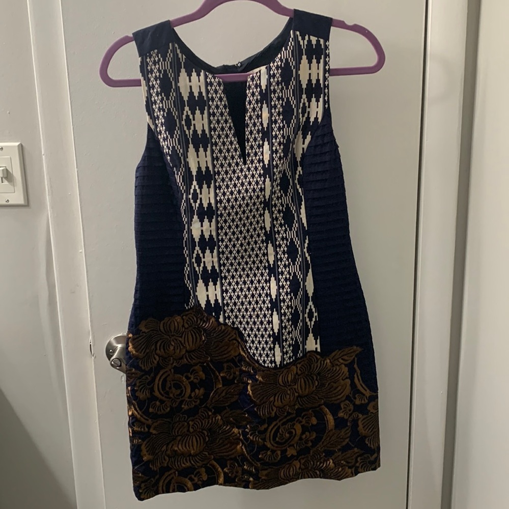 Sleeveless embroidered v neck dress size 8 Petite